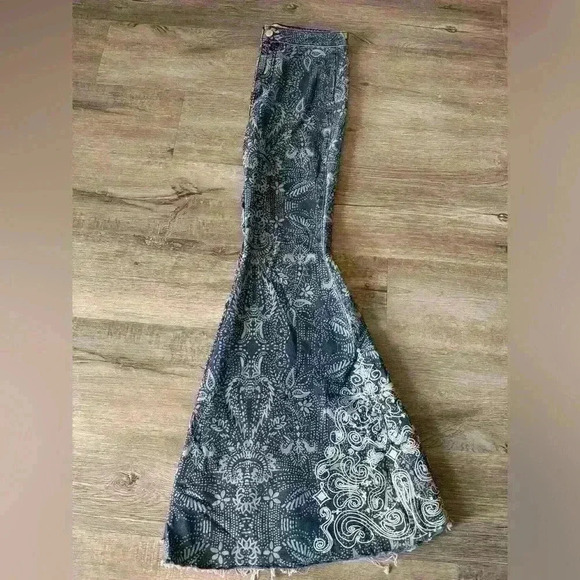 Free People Blue Floaty-Dot High Rise Raw Edge Just Float On Flare Jeans 27 Boho - Picture 6 of 9